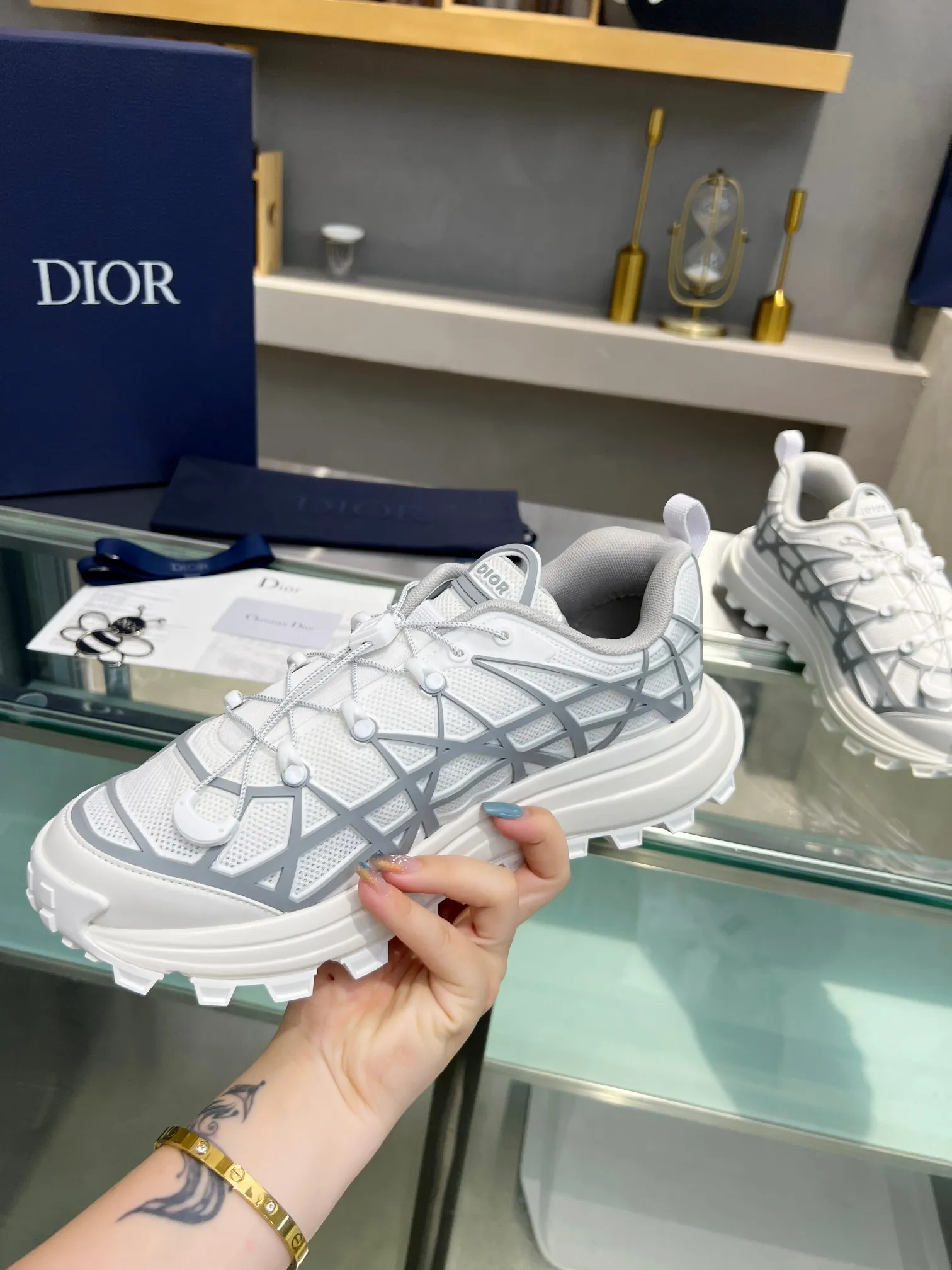 👟👟Ex-factory price 640👟👟 Dior 2023 new style 🆕Low-top B31 Runner sneakers Material: Carefully made of imported mesh fabric, with curved rattan plaid injection molded rubber to enhance the style, a new interpretation of classic patterns, highlighting a futuristic style. Di~r logos adorn the tongue and front, perforations accentuate the hiking style, and a CD Diamond drawstring adds technical appeal. The textured, notched platform is crafted from rubber for optimal traction, and a reinforced heel adds to the comfort. Can be paired with sportswear and casual outfits to create a sophisticated look. Size: Male 39-45 (female size will be released later)